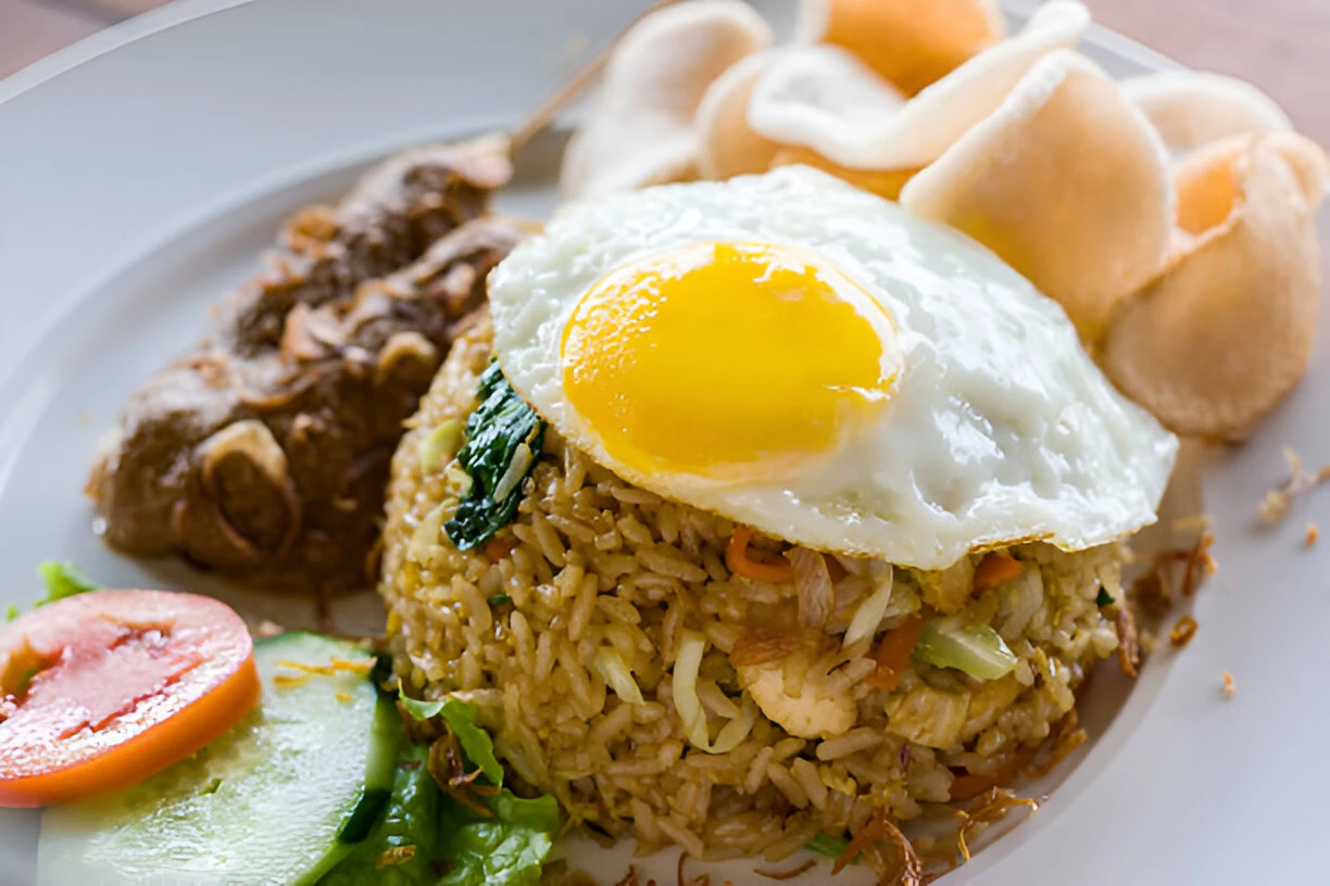 NASI GORENG: BERAPA KALORINYA DAN CARA SEHAT UNTUK MENIKMATINYA