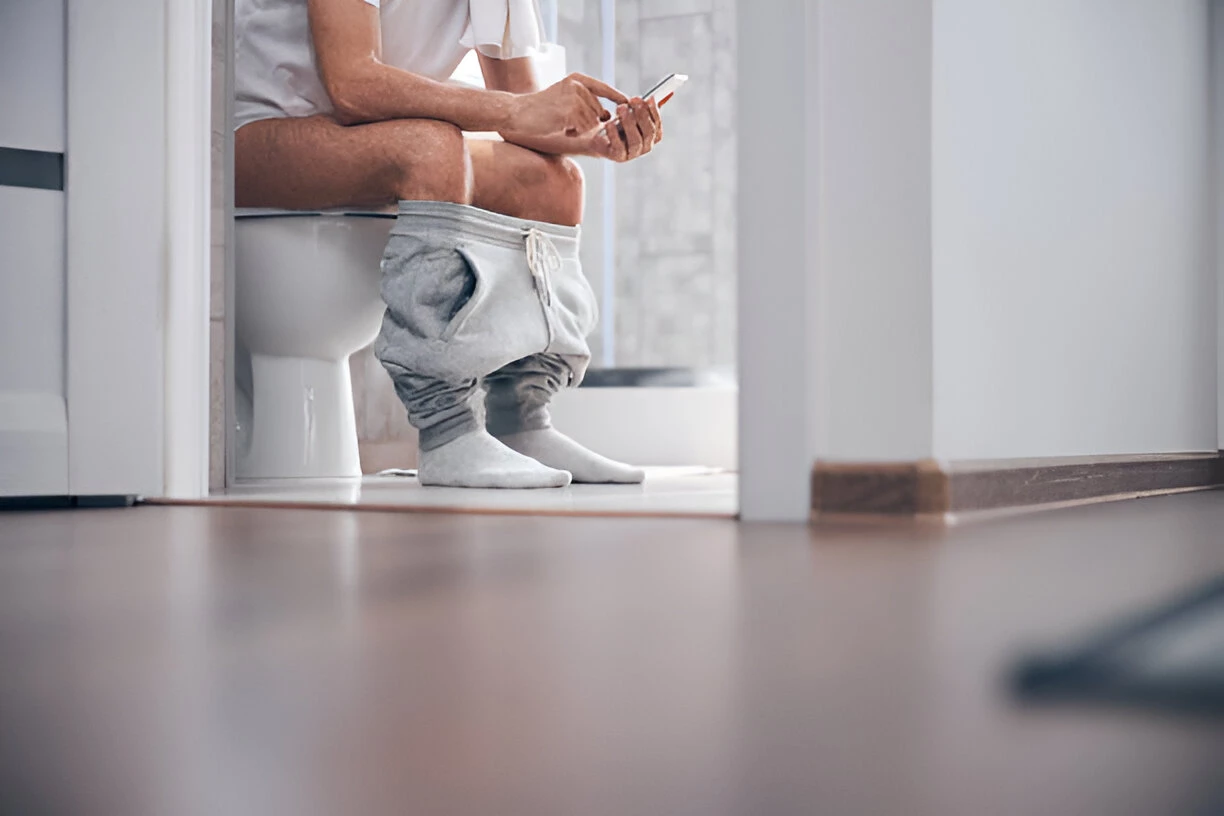 Bahaya Duduk Lama Di Toilet Sambil Main HP Bagi Kesehatan