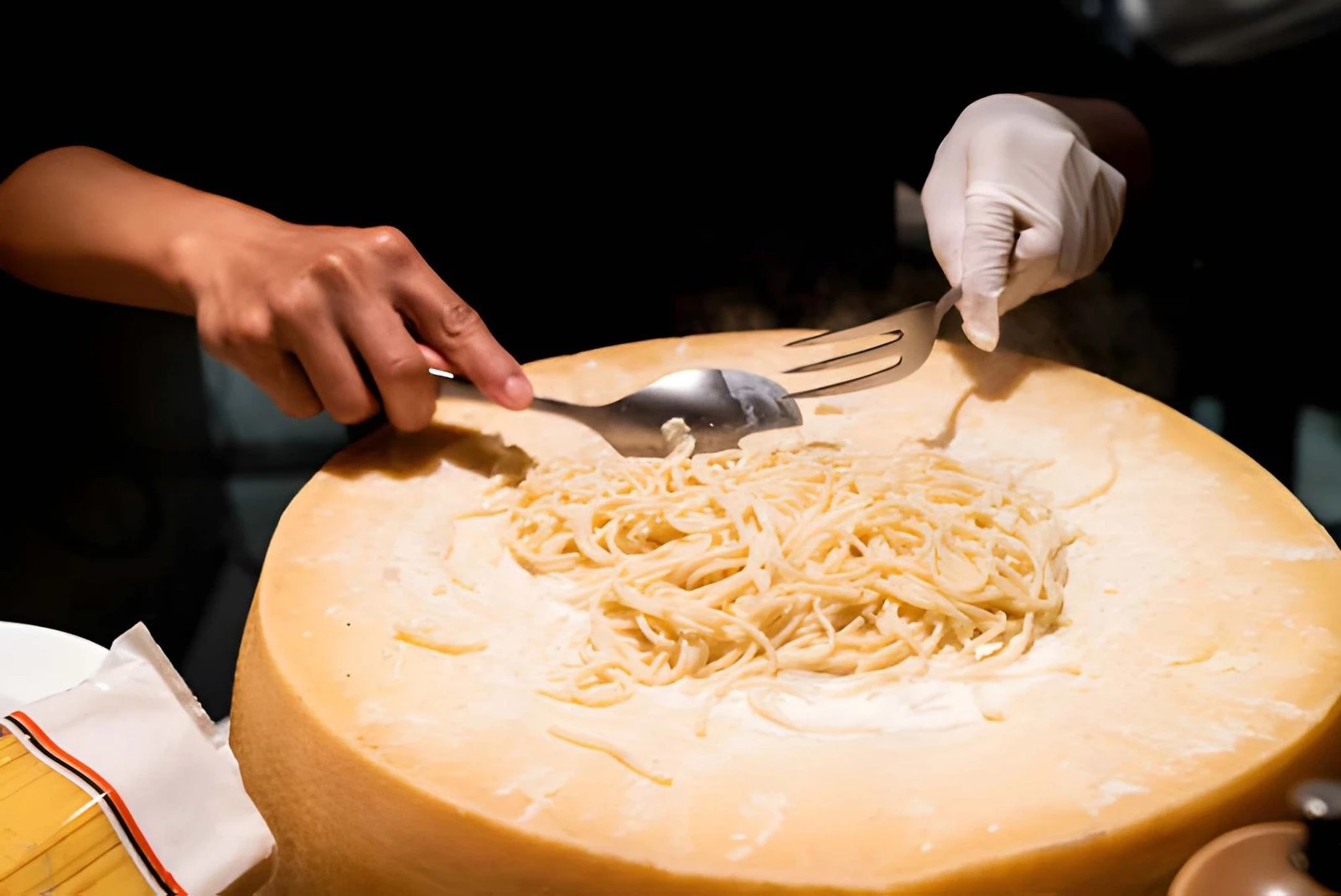 Pasta Alla Ruota: Sensasi Pasta Italia Yang Dimasak di Dalam Cheese Wheel