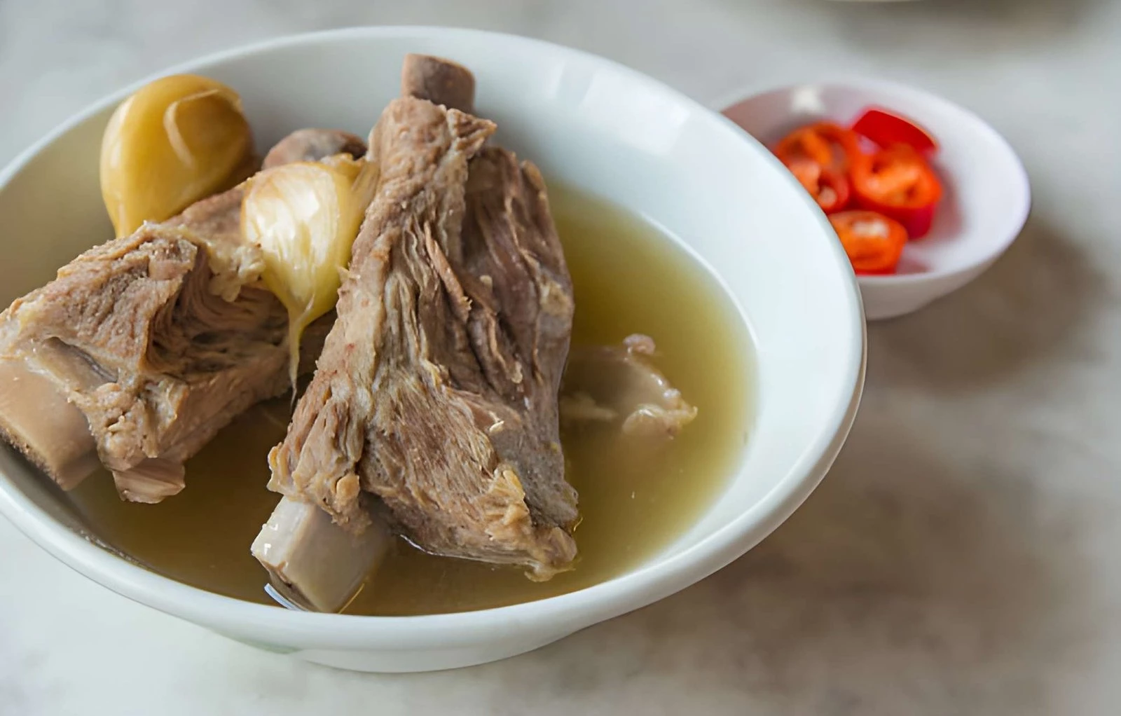 Apakah Kuah Bak Kut Teh Dibuat dari Teh? Ini Dia Penjelasan Sebenarnya!