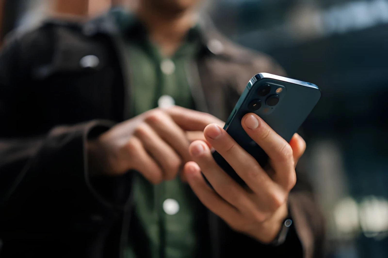 Doomscrolling: Kebiasaan Menggulir Berita Negatif yang Diam-Diam Merusak Kesehatan Mental