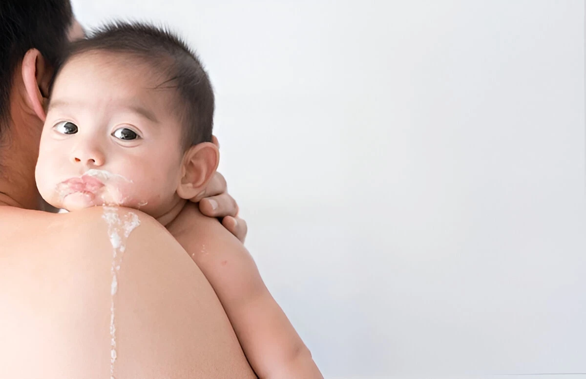 Bayi Muntah Setelah Minum Susu: Penyebab, dan Cara Mengatasinya