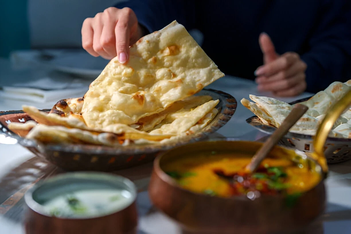 Kenali empat roti india yang paling populer dan sering dijumpai, naan, chapati, paratha, dan papadam dan hidangan pendamping yang cocok untuk setiap jenis roti