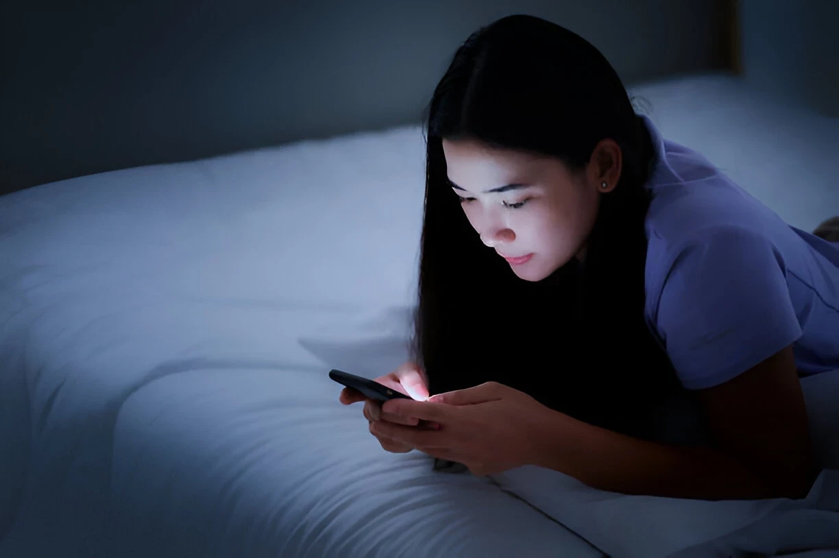 Bahaya Blue Light dari Layar Gadget (Sinar Biru): Mengganggu Kesehatan Mata dan Pola Tidur