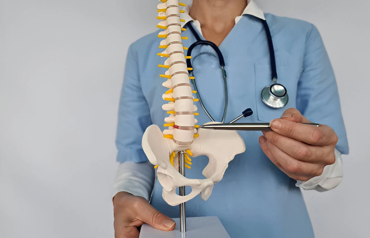 Hernia Diskus (Saraf Terjepit): Penyebab, Gejala, dan Cara Mengatasinya