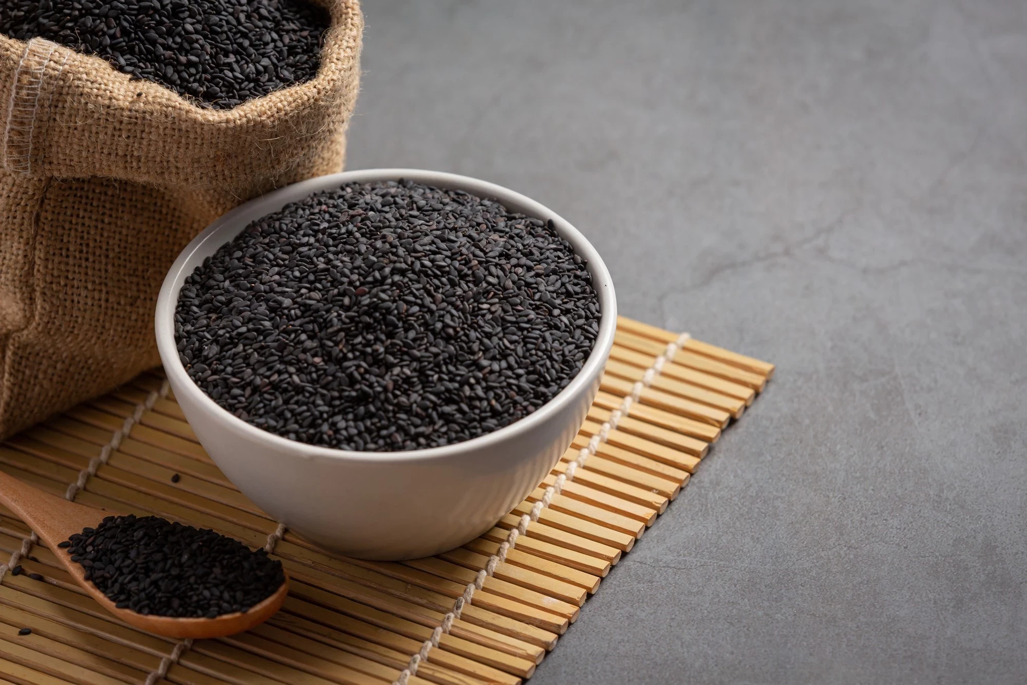 Biji Wijen Hitam (Black Sesame): Manfaat Kesehatan dan Kandungan Gizinya