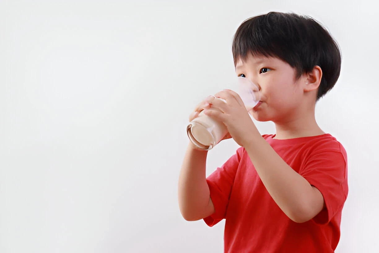 Anak Terlalu Banyak Minum Susu: Risiko dan Cara Mencegahnya