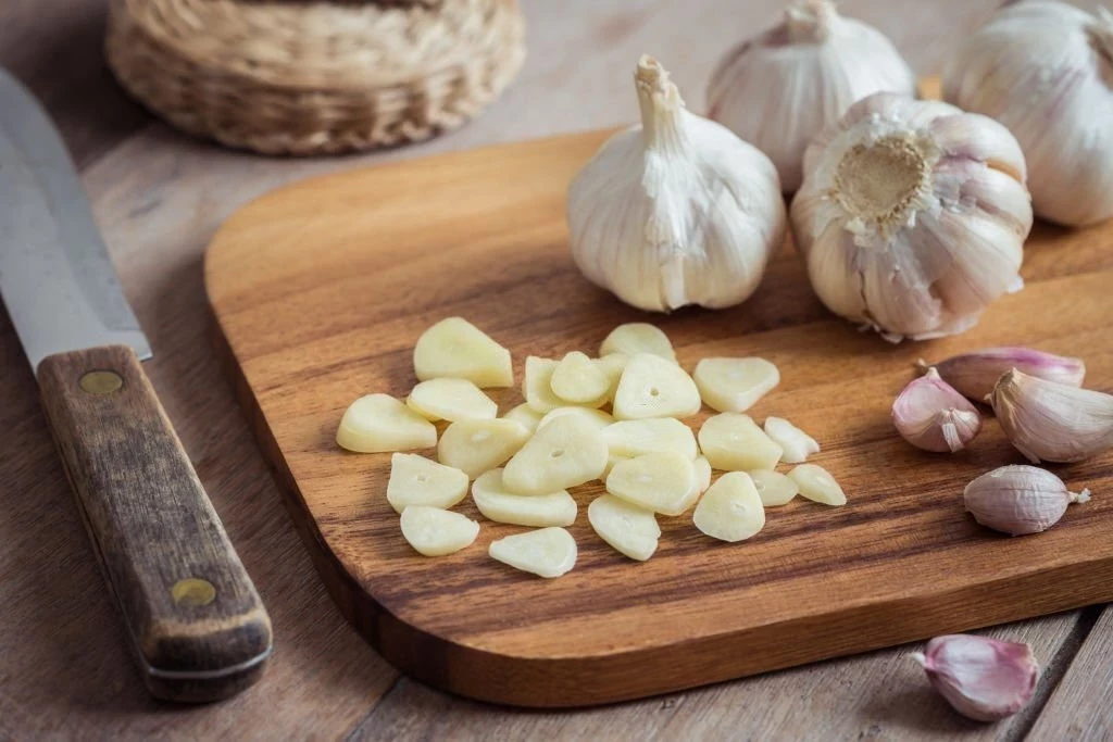 Bawang Putih: Manfaat Kesehatan, Kandungan Gizi, dan Efek Samping Yang Perlu Diketahui