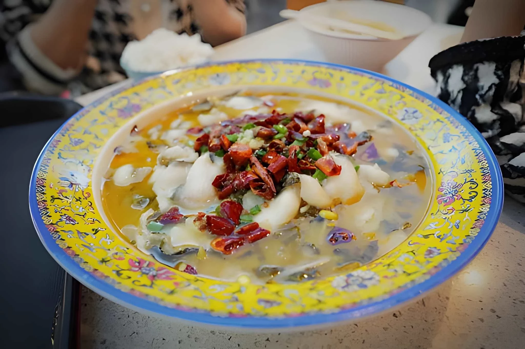 Suan Cai Yu (酸菜鱼): Hidangan Ikan Asam Pedas Khas Sichuan yang Menggugah Selera