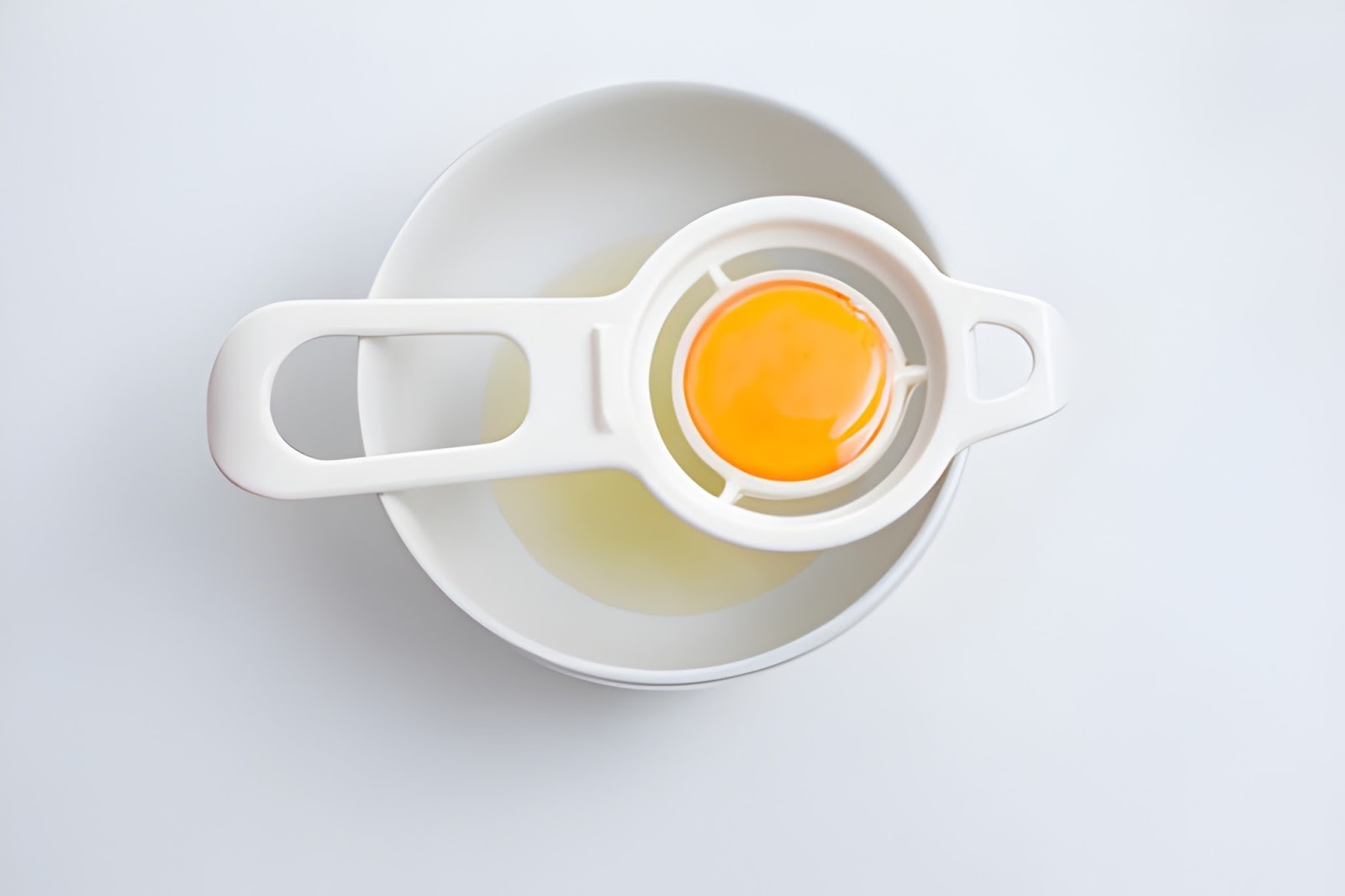 Alat pemisah kuning telur dan putih telur