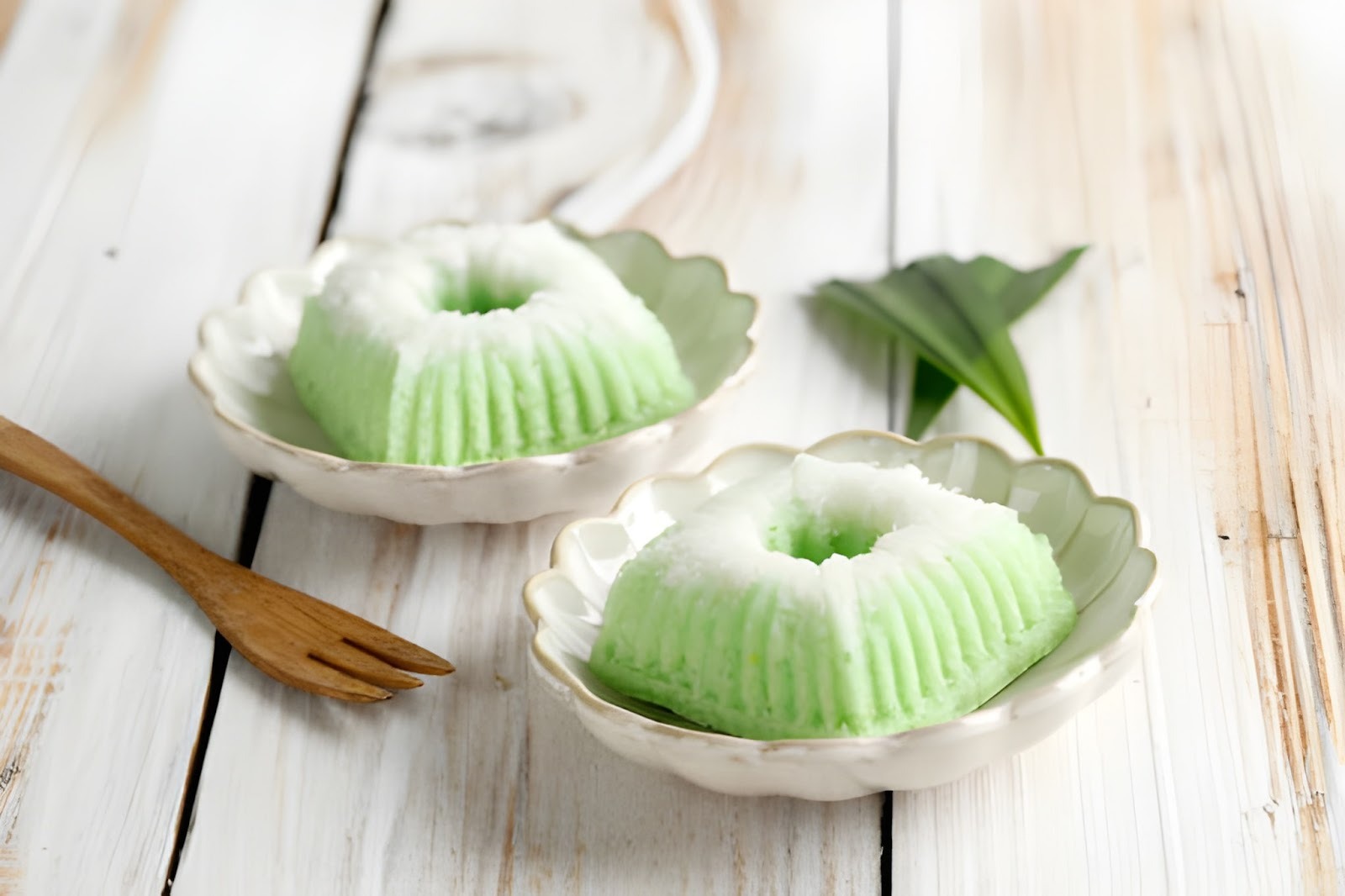 Kue putu terbuat dari tepung beras yang diisi dengan gula merah, sehingga gluten free