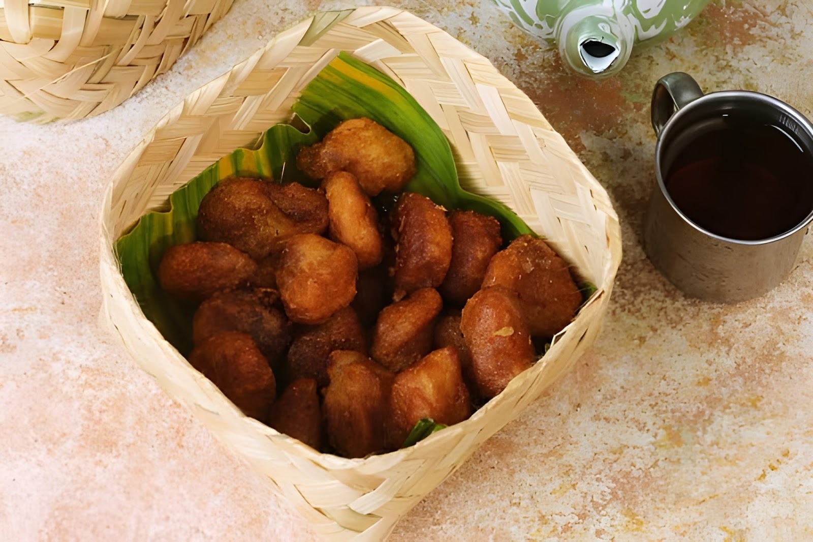 Karena terbuat dari singkong dicampur dengan gula dan sedikit kelapa parut, getuk juga merupakan salah satu jajanan Indonesia gluten free