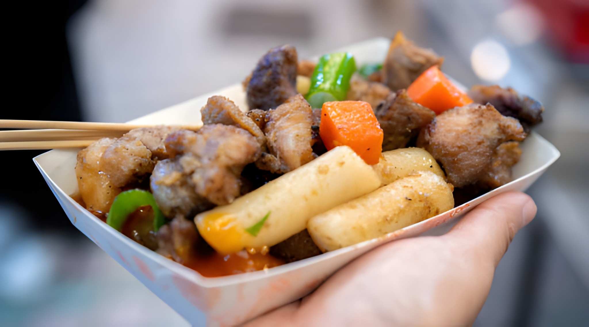 Gungjung tteokbokki, versi tradisional tteokbokki tanpa cabai, bercita rasa gurih manis dari kecap asin