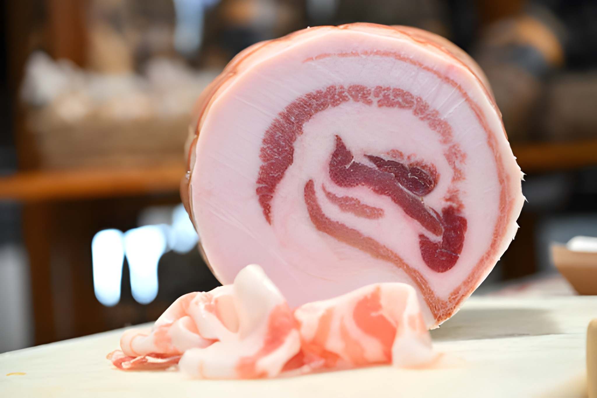 Illustrasi Pancetta Arrotolata bentuk silinder