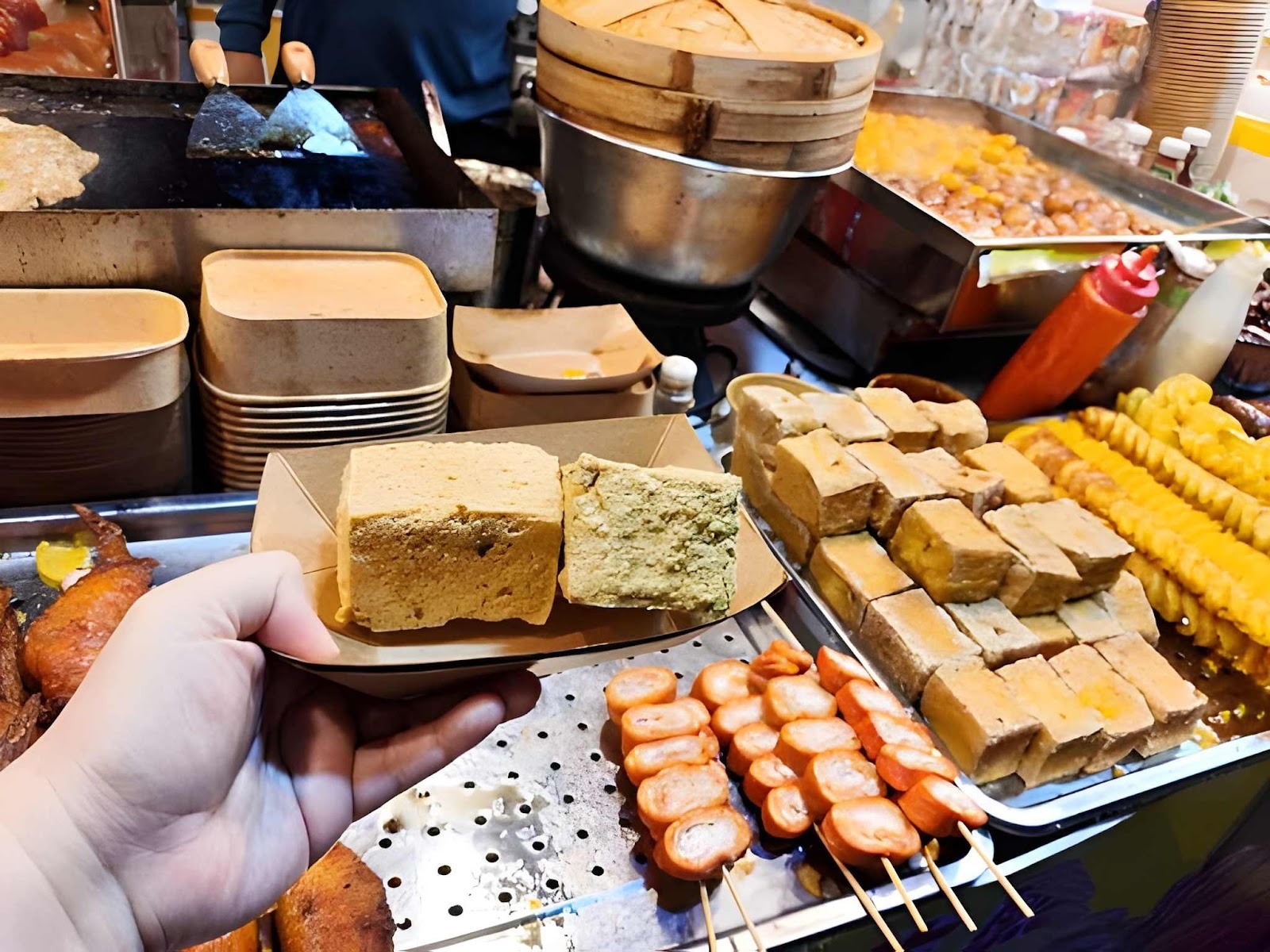 Seorang membeli stinky tofu goreng di night market