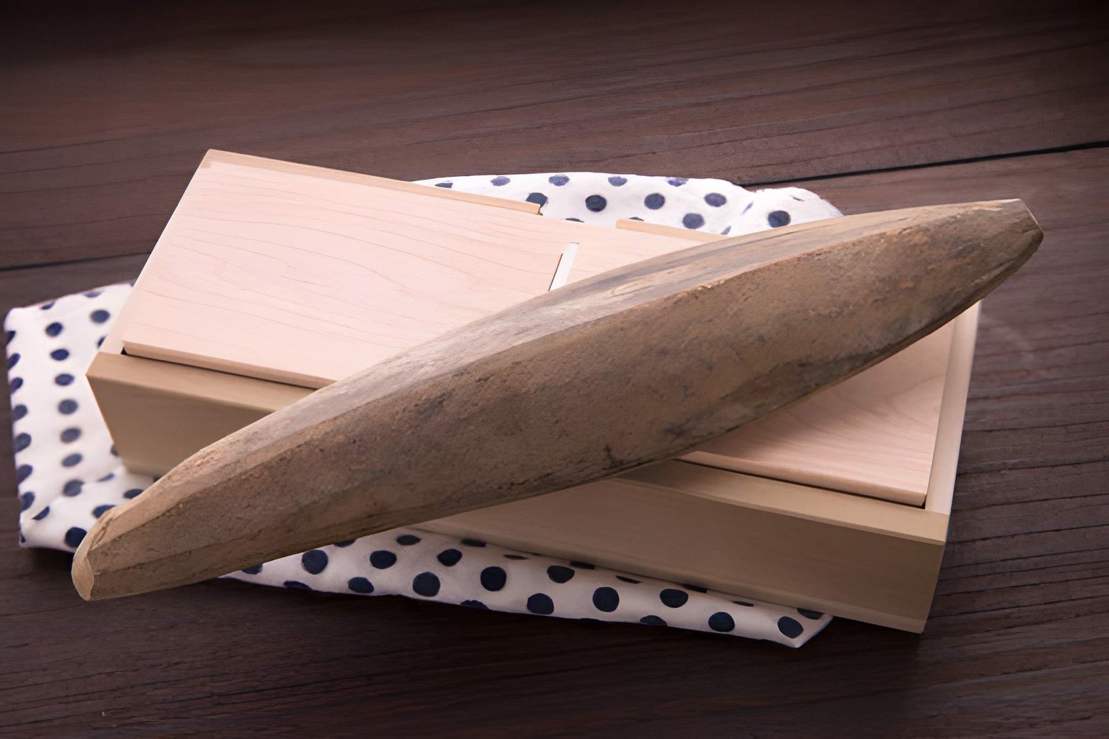 Ilustrasi karebushi yang dibuat dari ikan bonito untuk membuat katsuobushi.