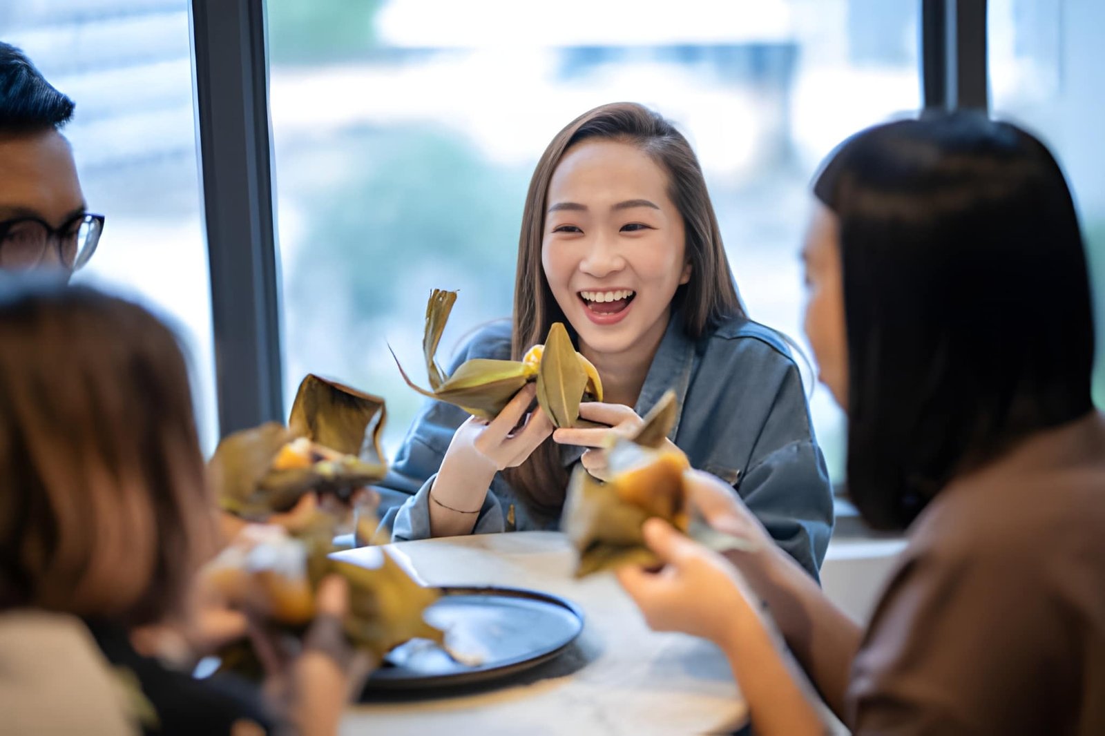 Keluarga dan teman sedang menikmati zongzi bakcang peh cun
