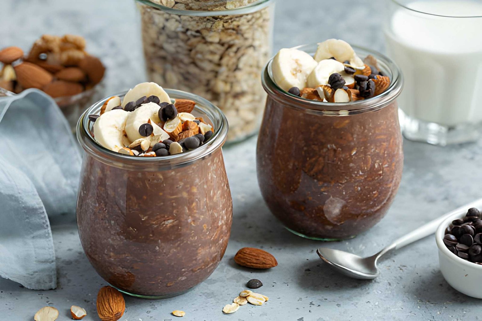 Chocolate overnight oats dengan pisang dan kacang-kacangan sebagai sarapan sehat kaya serat, protein, dan energi.